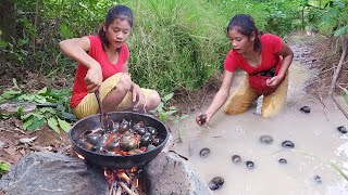 Adventure solo in forest: Snails curry delicious with chili for food in jungle