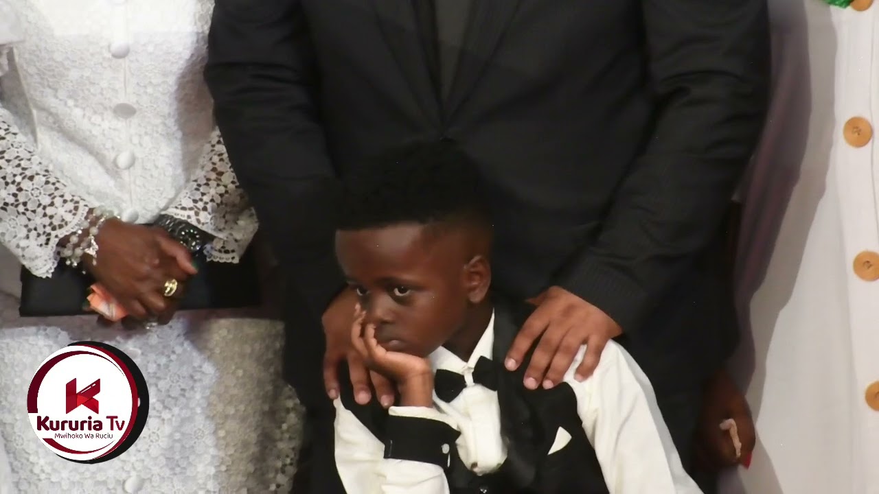 Сын Бетти Байо был взволнован во время панихиды