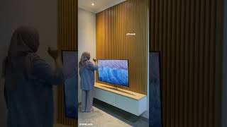 Painel ripado + Suporte de TV articulado = ambiente super minimalista e elegante #smarttv #oled