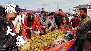 Оживленный рынок под открытым небом Чучжоу: обширная коллекция еды, овощей, традиций и воспоминаний.