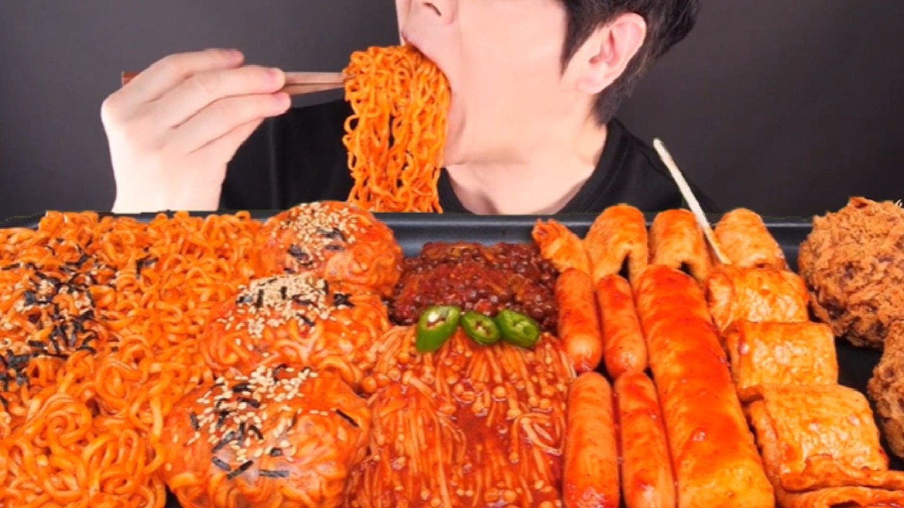 ASMR MUKBANG Spicy Noodles, Enoki Mushroom, Sausage & Fried Pork