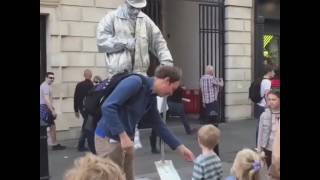 Kendini Aşmış Sokak Sanatçısı