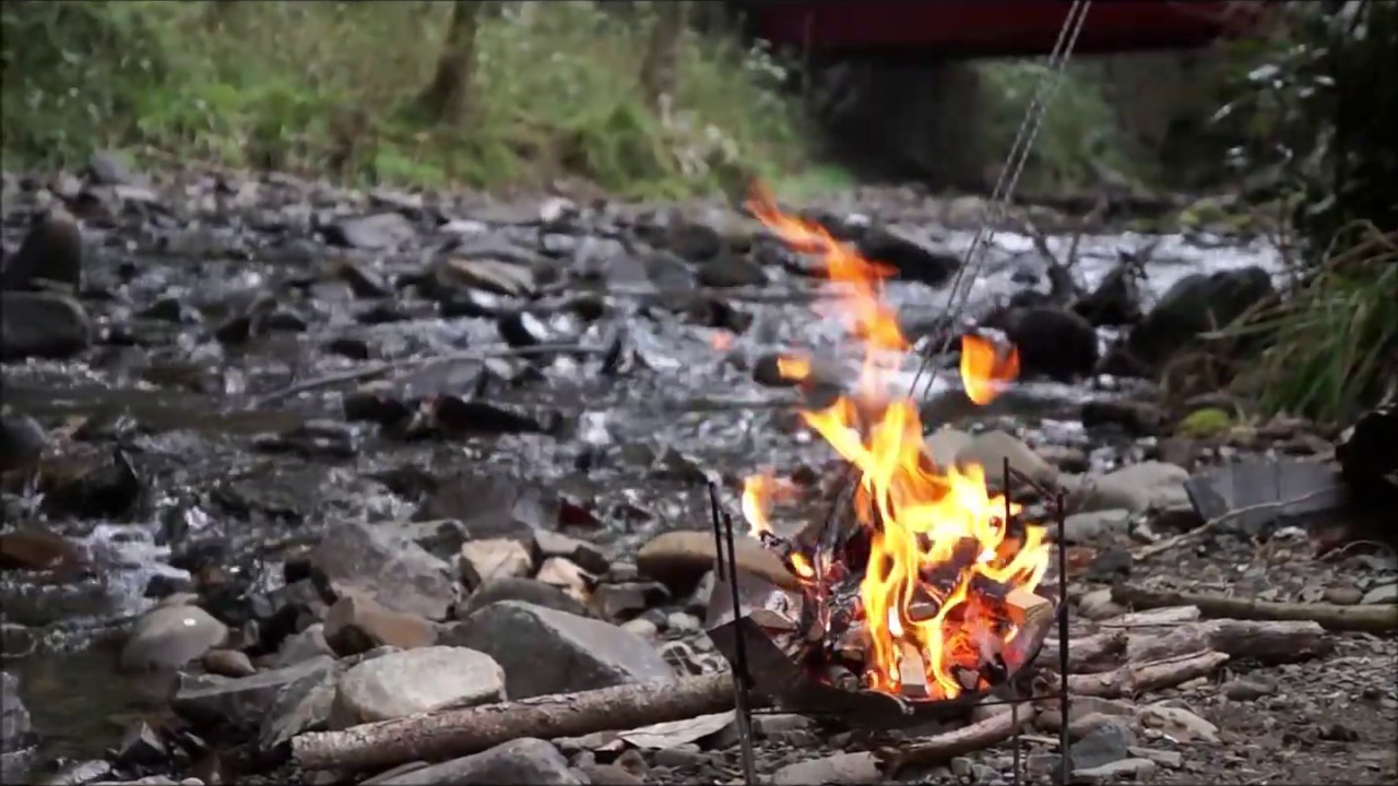 山の中で焚き火