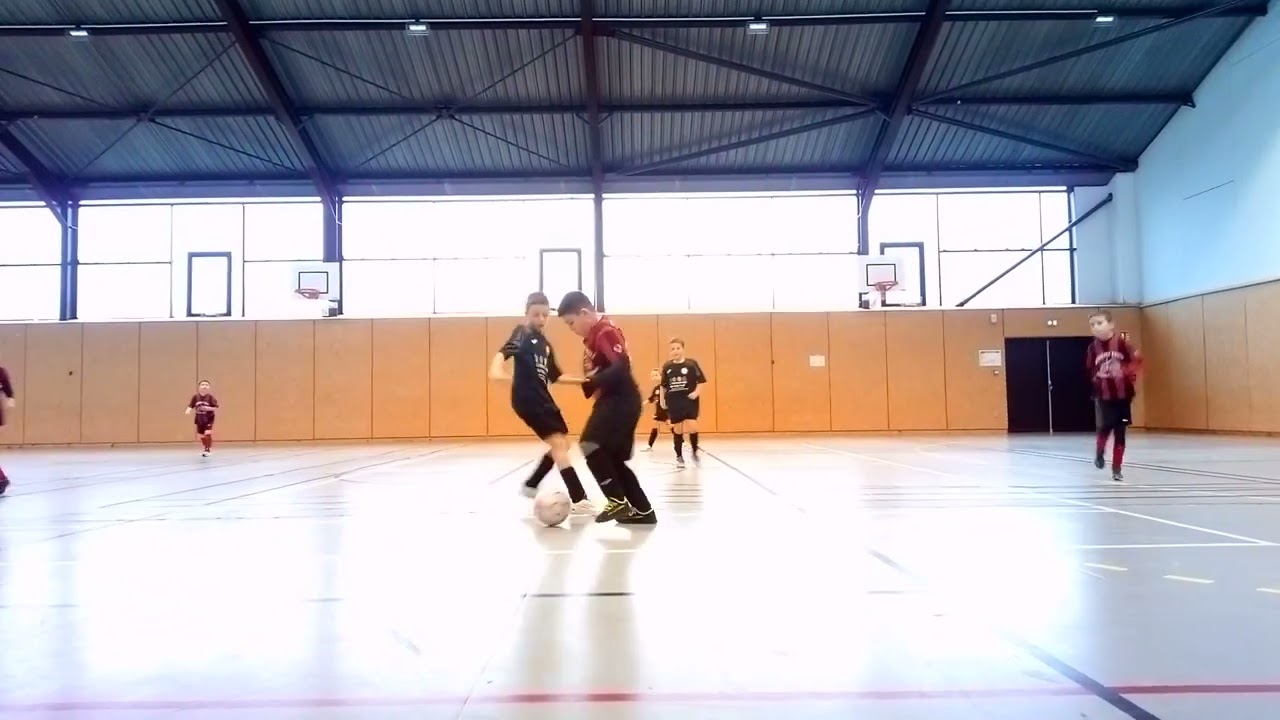 KIDS IN FOOTBALL -FAILS SKILLS GOALS 