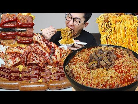 밥을 안말수가없는ㅎ 우삼겹넣은 라면과 <strong>소세지</strong>, <strong>햄</strong>, 직접만든 겉절이 요리 먹방 Spicy Beef Ramyun MUKBANG