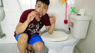 Ntn Trò Đùa Thả Rắn Vào Bồn Cầu Prank Snake Wc