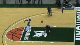 Marquise Gray off the bounce over Durrell Summers MSU