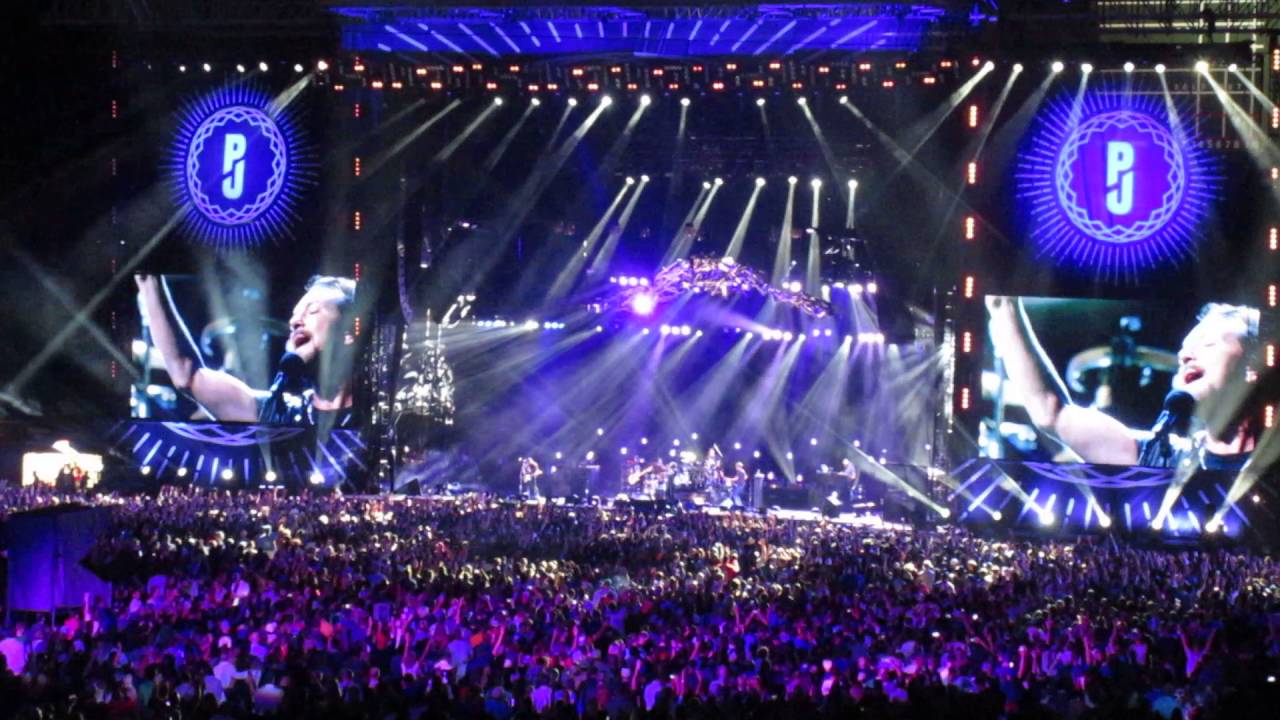 Pearl Jam Live at Wrigley Field 2016 Comfortably Numb, Chicago, IL Pink