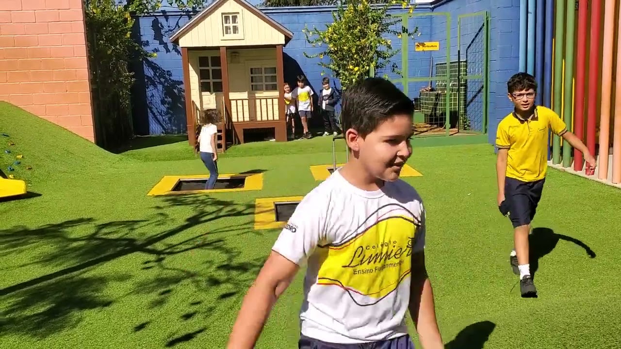 Brincadeira "Pula-mula" ou "Pula-carniça" atualizada: Pula-mochila. 3° ano beta, agosto de 2025