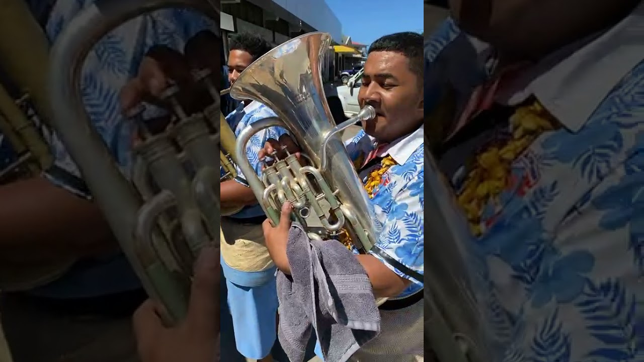 Ifi Palasa 'a e Kolisi 'Apifo'ou he 'enau ifi he falekoloa Prema & Son i loto Nuku'alofa, teu e Xmas