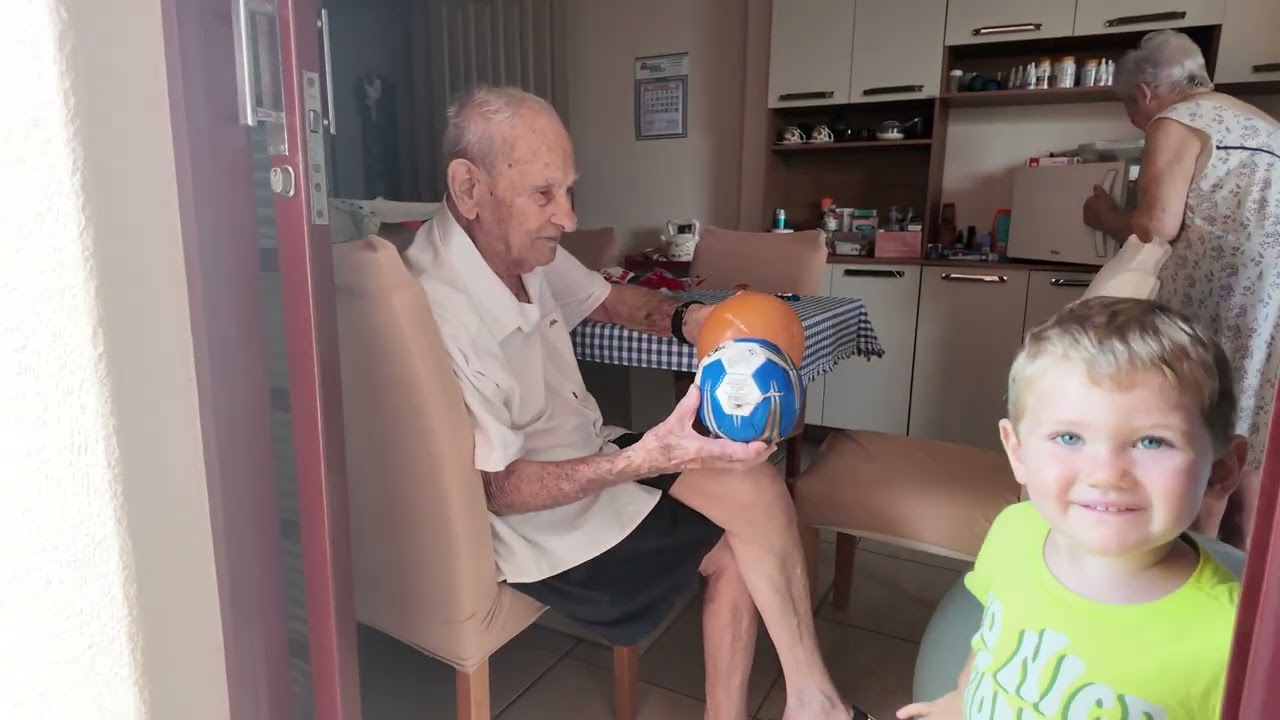 VIDEO NOVO!!!Ottinho brincando com os vovôs