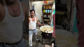 What is he cooking !? I have no idea #streetfood #india #indianfood #อินเดีย #streetfoodindia #nort