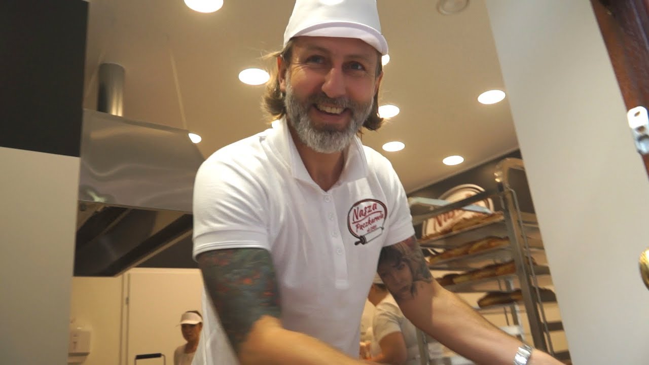 Kamil Kosowski serwuje pączki w Bielsku-Białej