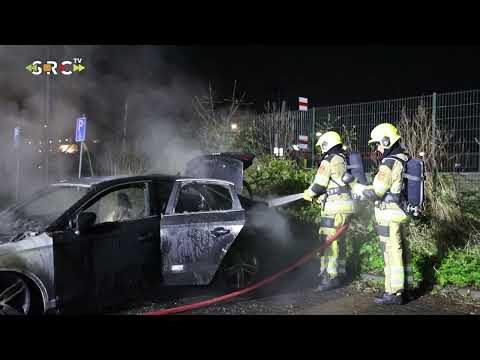 Auto brandt uit bij NS station in Tiel