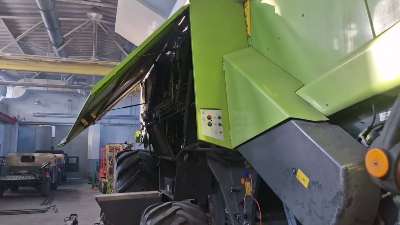 Детально оглядаємо Claas Lexion 600
