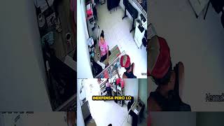 Penso que la mujer estaba sola pero se llevo una sorpresa cuando vio a su perro