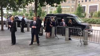У Хиллари Клинтон подкосились ноги на мемориальном митинге 9/11