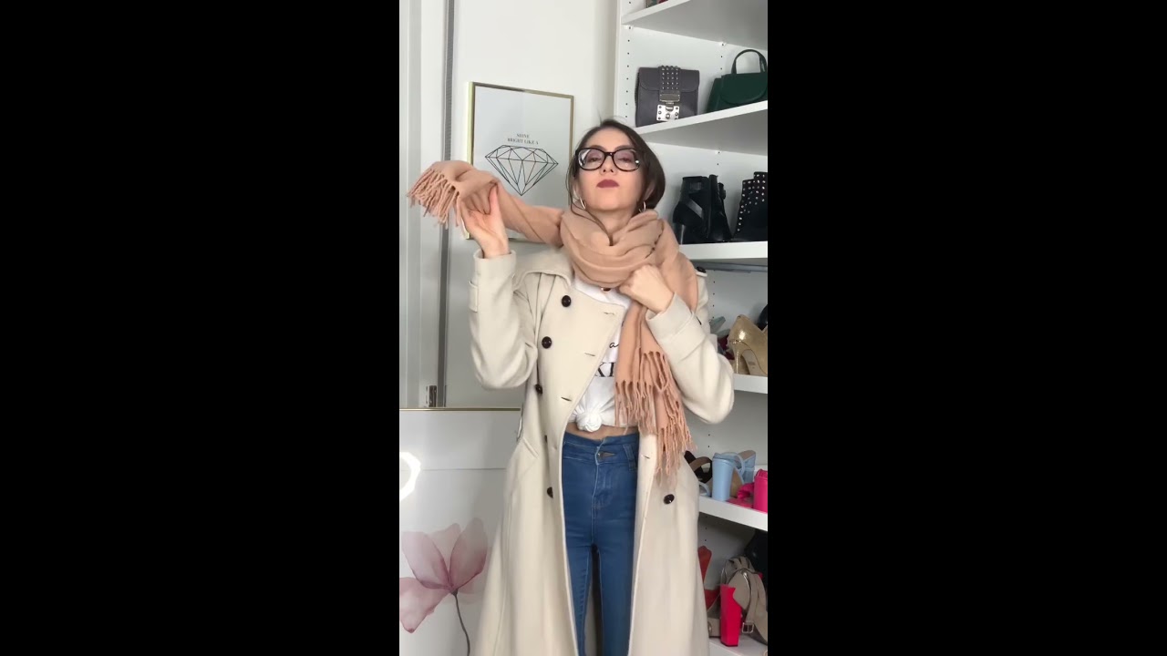 THE CUTEST WAY TO WEAR A SCARF WITH WINTER OUTFIT Scarf Winteroutfits Outfit Shorts