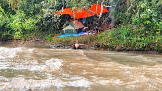 Camping in heavy rain on the edge of the river. Sleep soundly until morning in cold weather