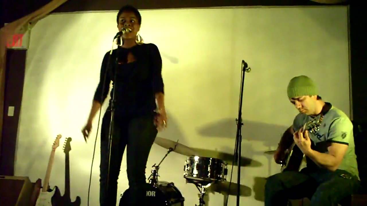 Lisa Michelle second song performing at Lyme and Tings at Annex Live ...