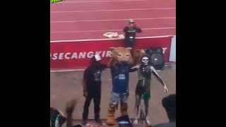 SIMBA Maskot Persib jadi dirijen Bonek di stadion GBT Surabaya #Seduluran #Persebaya #Persib #Bonek