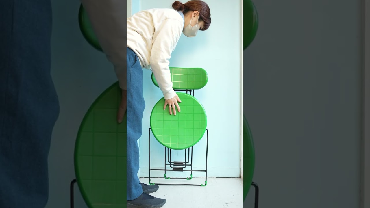 80sポストモダンの遊び心を纏った折りたたみチェア “Cricket Chair