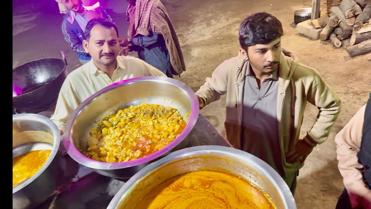 Посещение придорожного кафе «Д.Г. Хан», еда: жареная рыба, курица карайи.