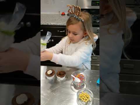 Kyndal in the Kitchen - Surprise Pinata Cupcakes!!