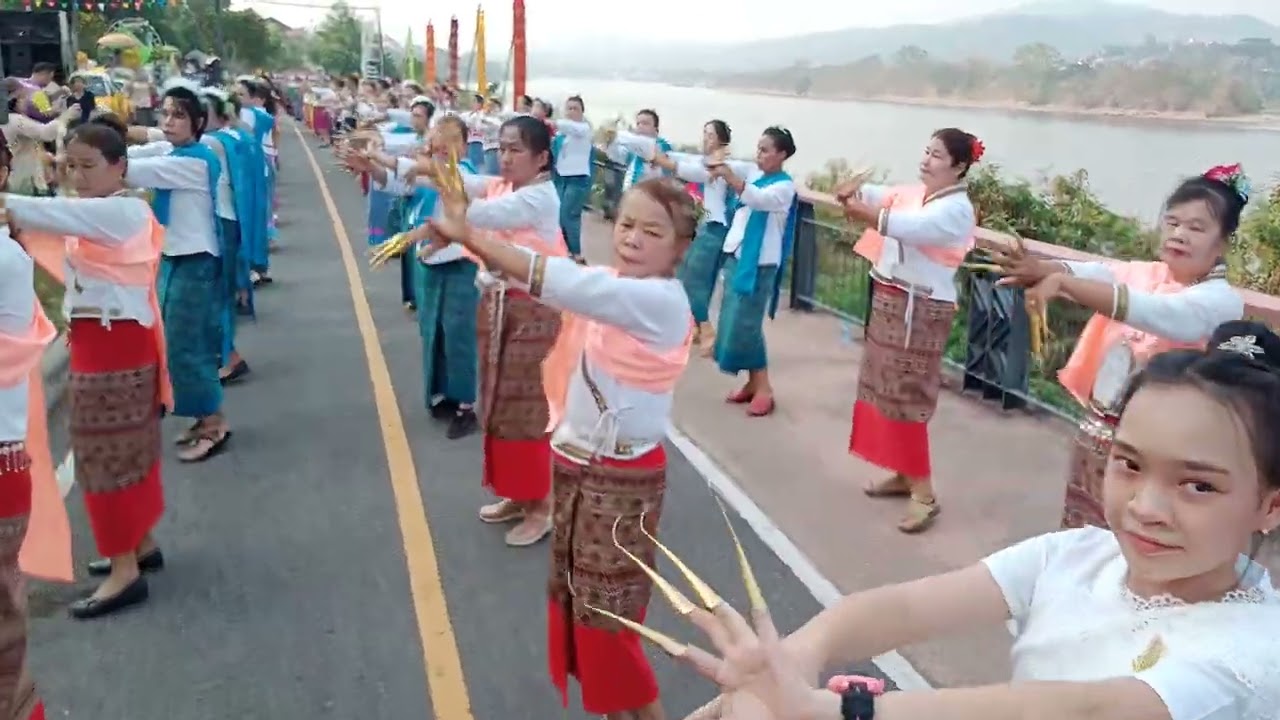 ฟ้อนบวงสรวงพญานาค ที่ระเบียงริมโขง อำเภอเชียงของ จังหวัดเชียงราย