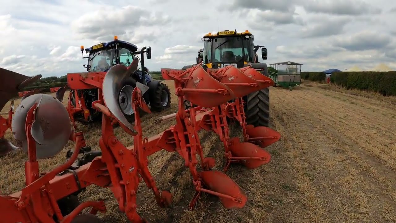 2023 JCB Fastrac 4220 Icon 6.6 Litre 6-Cyl Diesel Tractor (235 HP) Kuhn Burton Ploughing Match 2024
