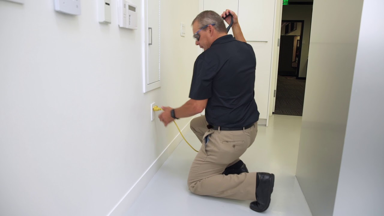 Workplace Safety Training Proper Use of an Upright Vacuum Spanish