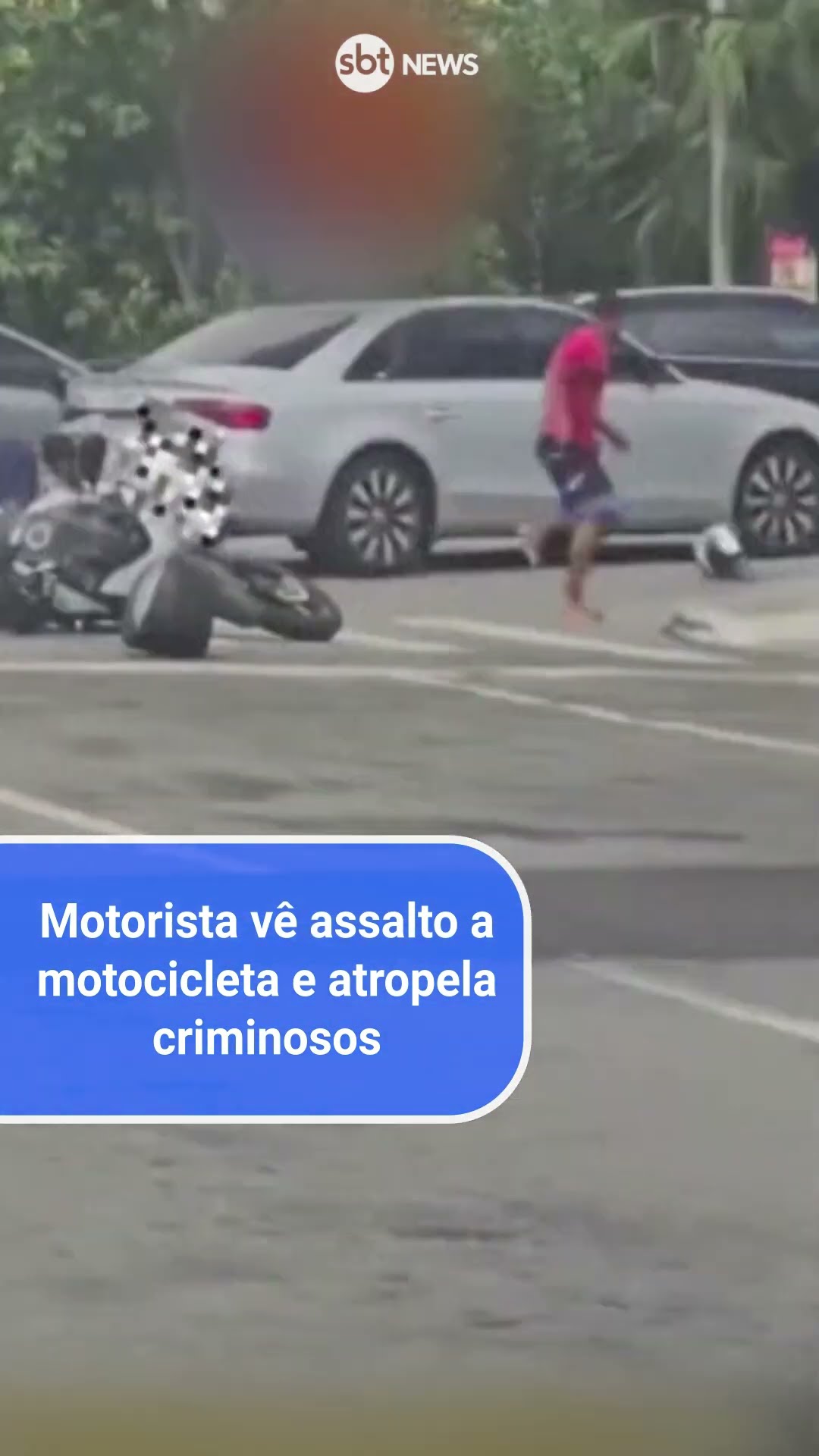 Motorista vê assalto a motociclista e atropela criminosos