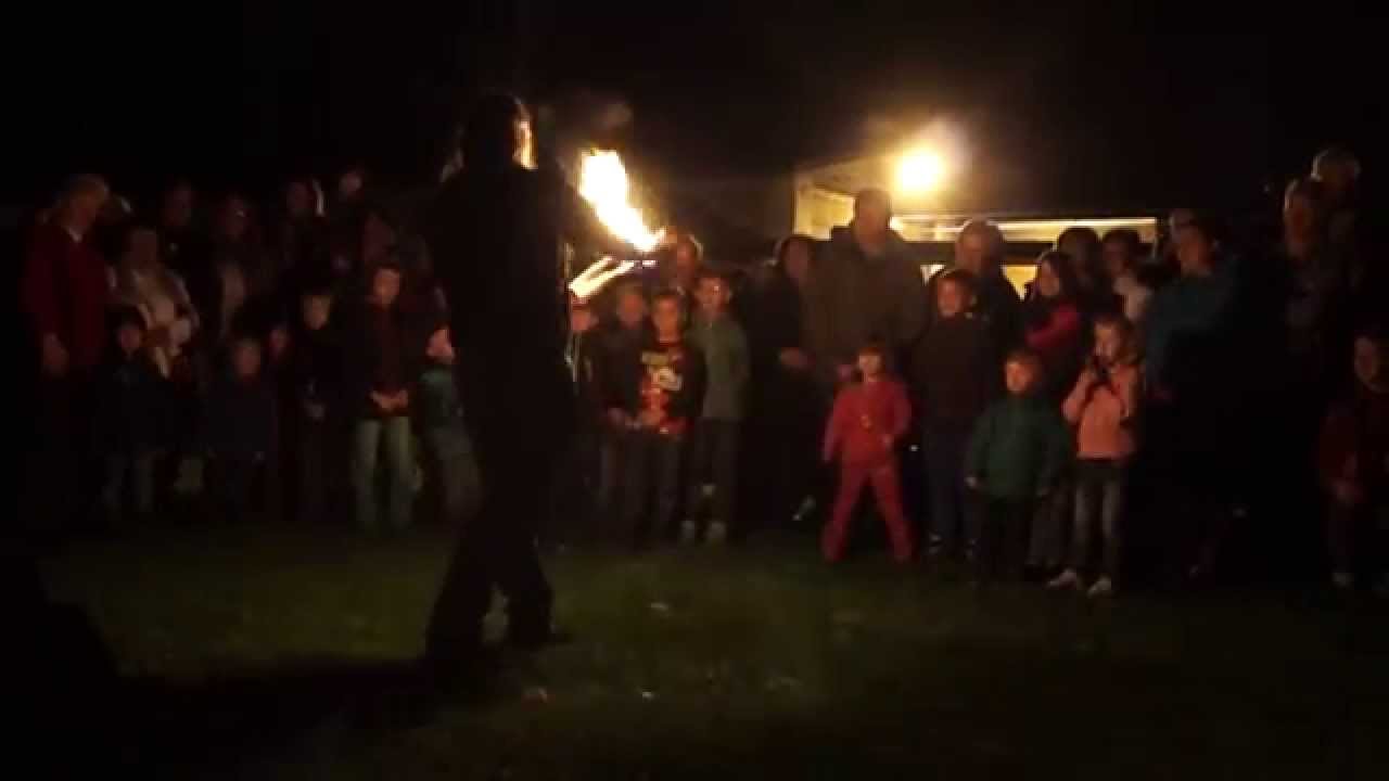 Chariash der Feuerspucker - Feuerjonglage