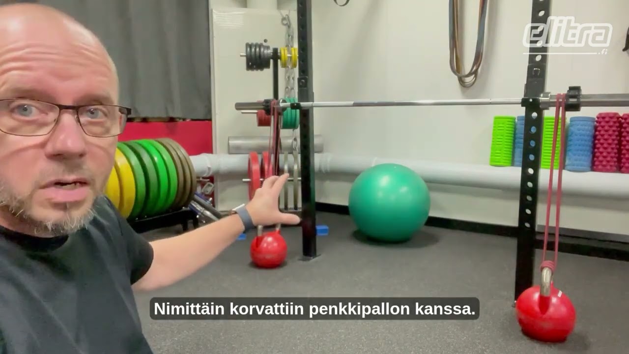 Personal Trainer Kenneth Beijar tekee penkkipunnerrusta Swiss Ballilla ja kuminauhalla