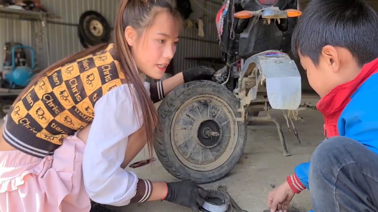 Mobile repair girl helps people on the spot to repair broken motorbikes and devices