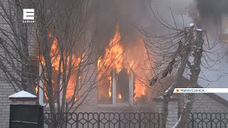 В Минусинске на глазах у хозяев сгорел двухэтажный дом: репортаж с места ЧП