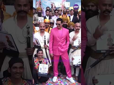 Akshay Kumar Taking Selfiee With His Fans In Filmy Character At ‘Selfiee’ Trailer Launch