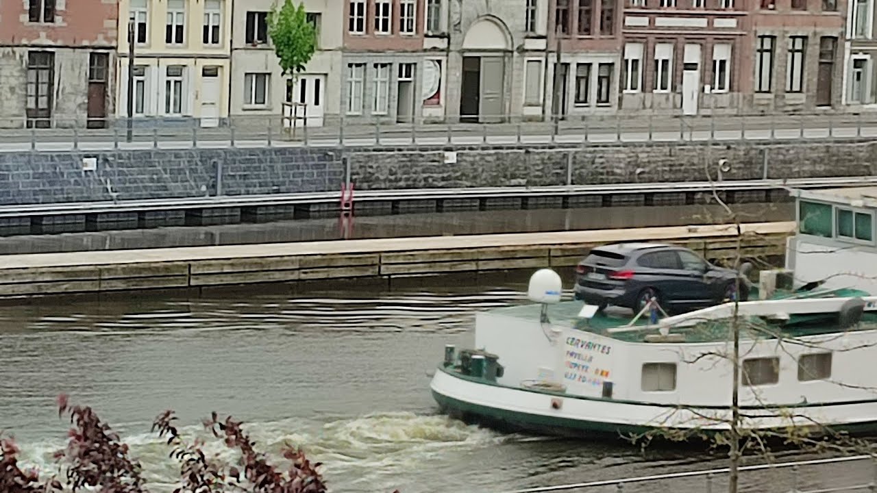 Barges sur la rivière l'Escaut.