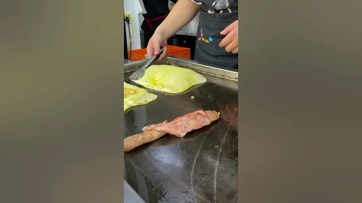 Freshly made egg-stuffed pancakes, with rich egg aroma and juicy burst—absolutely amazing.