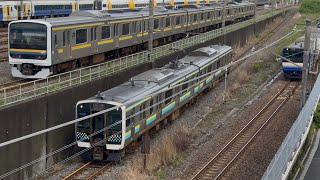 E131系R08編成が回送列車として警笛を鳴らして幕張車両センター側線を発車するシーン