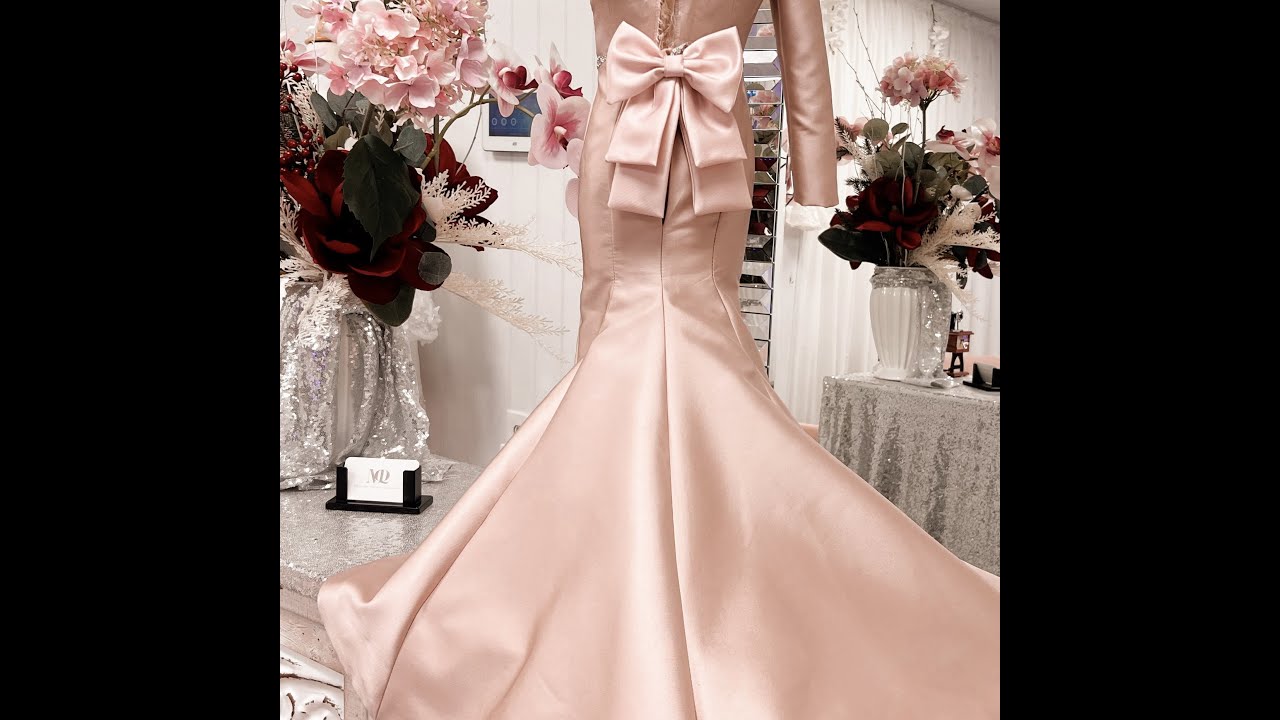 Vestido corte sirena con blusa corte romano.