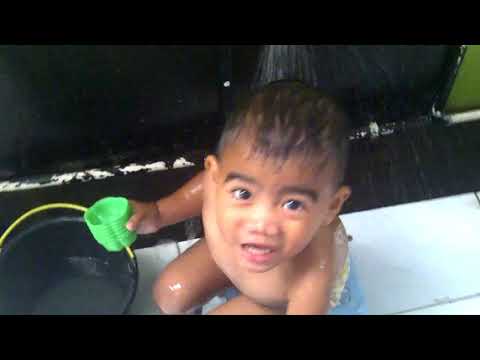 Sandy Mandi Pake Pancuran dari cran bersama mainan kuda .