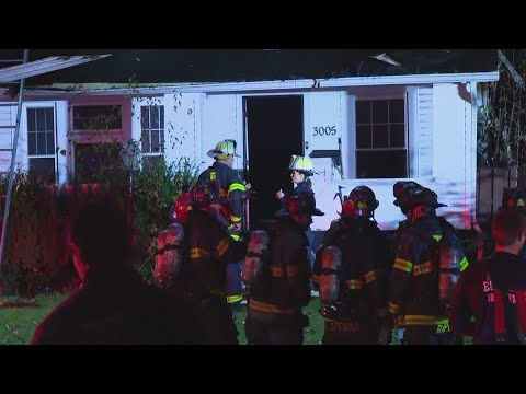 IFD battles vacant house fire on Indy's near northeast side - YouTube