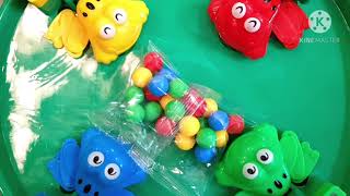 Hungry Frogs Family Board Game Review  || Toy TV screenshot 2