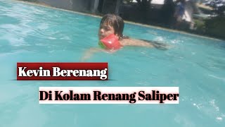 Kevin Berenang di Kolam Renang Saliper