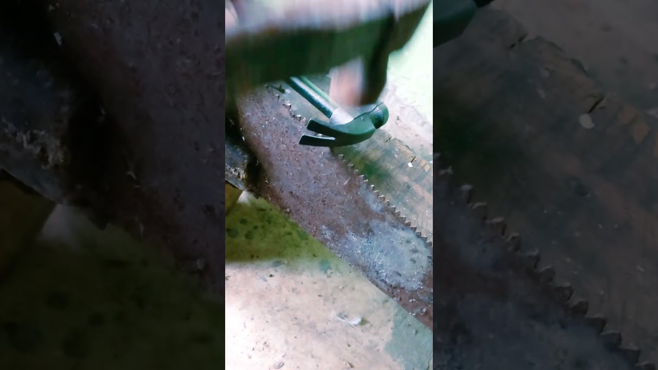 Wooden saws are sharp with a hammer tool