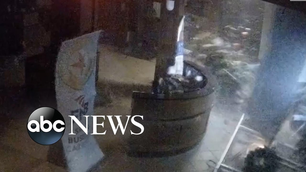 Massive tornado blows out windows at Kentucky bank l ABC News