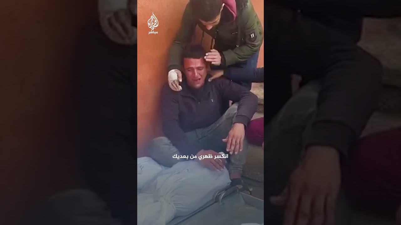 لحظات صعبة لوالد يودّع طفله الذي استشهد جرّاء قصف إسرائيلي على خان يونس