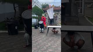 Sembunyi Di Bawah Meja