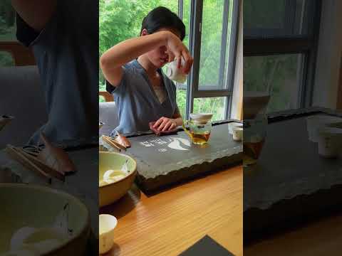 Чайная церемония с мастером в Китае. Чайный мастер заваривает красный чай Золотые брови